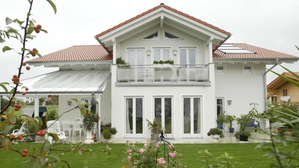 Modernes Holzfertighaus im Grünen – Neubau mit Sakreida Immobilien